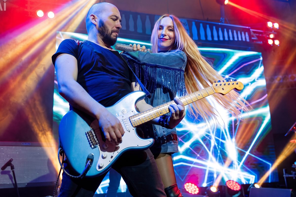 Olya Ray with guitarist